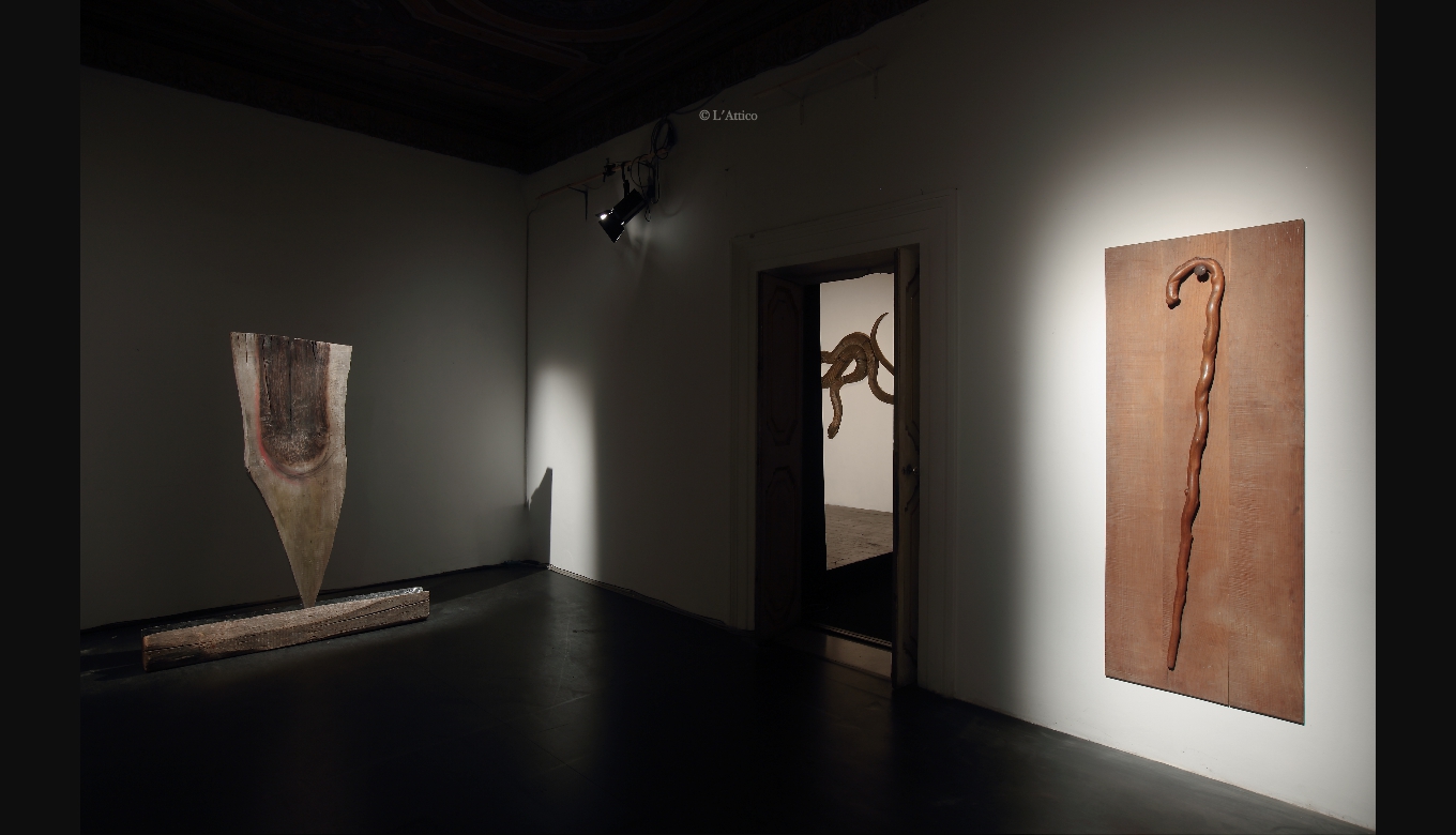 da sinistra: Nunzio, <i>Meteora</i>; Luigi Puxeddu, <i>Anaconda</i>, 2012, legno assemblato e dipinto; Hidetoshi Nagasawa, <i>Pastorale</i>, 1974, legno di castagno. artenondaardereQ5