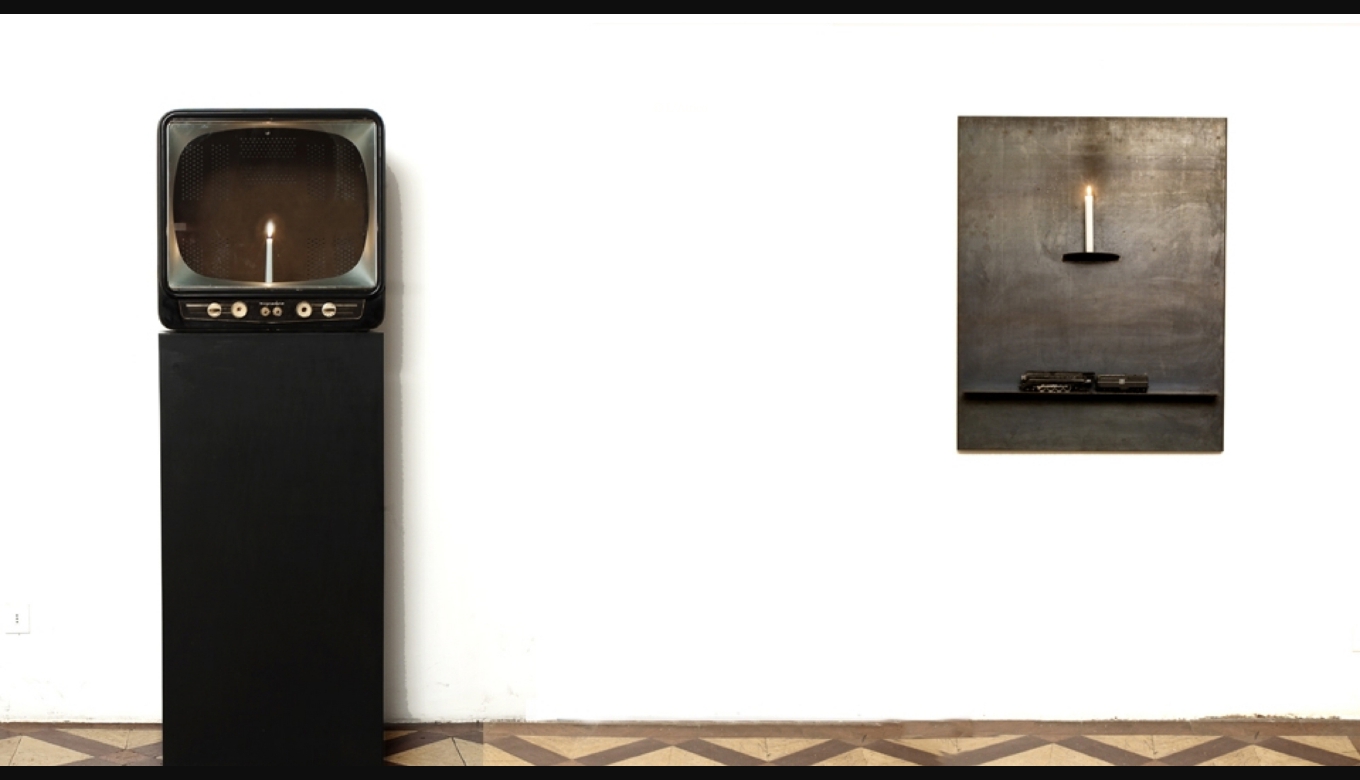 da sinistra: Nam June Paik, Candle TV, 1975, televisore e candela; Jannis Kounellis, Senza titolo, 1970, lamiera, trenino e candela montaggiodelleattrazioniQ5