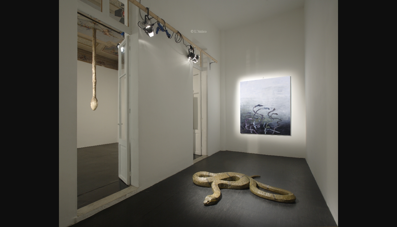 da sinistra: Giuseppe Capitano, Senza titolo, 2004, marmo canapa acciaio; Luigi Puxeddu, L’Anaconda, 2012, legno assemblato e dipinto; sul fondo: Marco Colazzo, Fato, 2014, olio su tela serpentopoliQ2